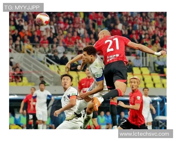 足球明星转会真实照片曝光引发球迷热议与关注 足球明星转会真实照片曝光引发球迷热议与关注