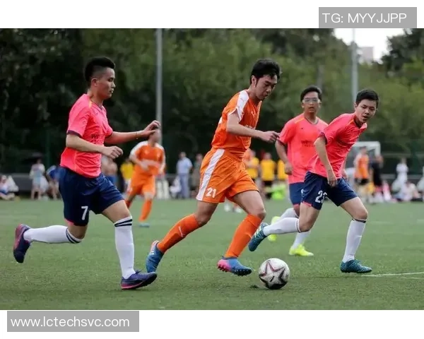 当足球明星遇上爱情：绿茵场上的浪漫与心动故事